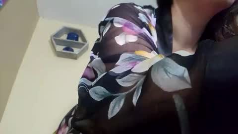 Snapshot of foxyanjel chatting on 11/13/25, 04:39 foxyanjel online show from 11/13/25, 04:39