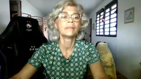 Snapshot of francelune chatting on 12/15/24, 01:32 francelune online show from 12/15/24, 01:32