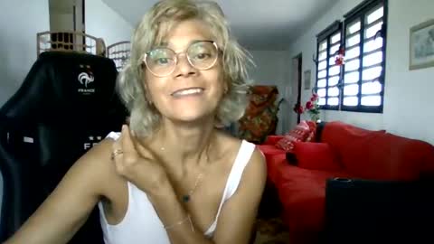 Snapshot of francelune chatting on 12/28/24, 12:56 francelune online show from 12/28/24, 12:56