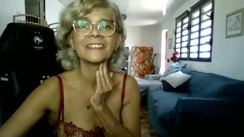 Snapshot of francelune chatting on 01/07/25, 10:11 francelune online show from 01/07/25, 10:11