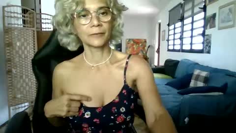 Snapshot of francelune chatting on 01/22/25, 11:01 francelune online show from 01/22/25, 11:01