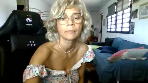 Snapshot of francelune chatting on 01/26/25, 07:21 francelune online show from 01/26/25, 07:21