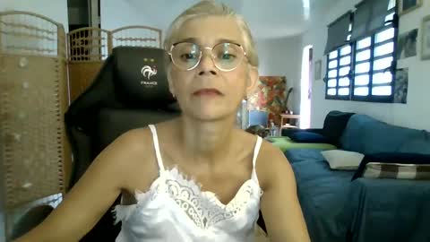 Snapshot of francelune chatting on 01/28/25, 01:49 francelune online show from 01/28/25, 01:49