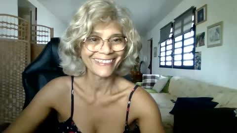 Snapshot of francelune chatting on 02/03/25, 12:57 francelune online show from 02/03/25, 12:57