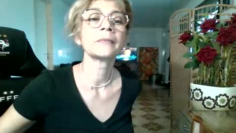 Snapshot of francelune chatting on 09/10/25, 01:22 francelune online show from 09/10/25, 01:22