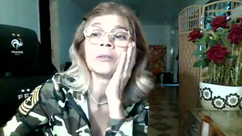 Snapshot of francelune chatting on 09/11/25, 01:11 francelune online show from 09/11/25, 01:11