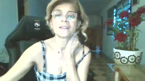 Snapshot of francelune chatting on 09/16/25, 01:23 francelune online show from 09/16/25, 01:23