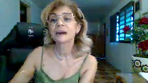 Snapshot of francelune chatting on 09/18/25, 01:13 francelune online show from 09/18/25, 01:13