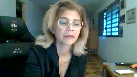 Snapshot of francelune chatting on 10/13/25, 01:22 francelune online show from 10/13/25, 01:22