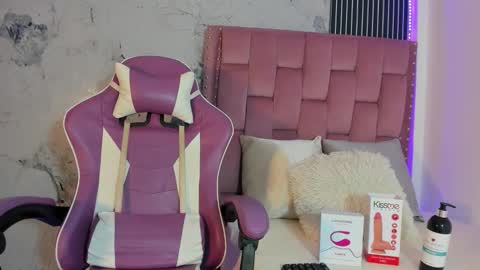 Laura online show from 09/23/25, 07:28