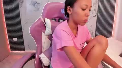 Laura online show from 06/19/26, 07:17