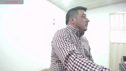 Snapshot of francoisroy chatting on 04/29/26, 05:30 Juan online show from 04/29/26, 05:30