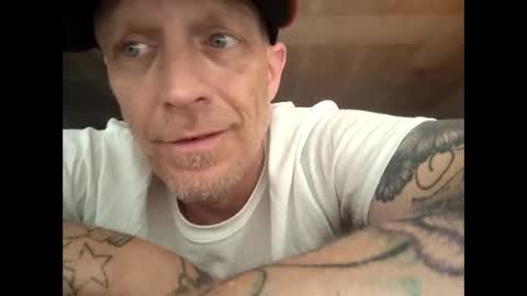 Snapshot of frankieblueeyes4u chatting on 04/12/26, 01:49 Famous Blue Eyes online show from 04/12/26, 01:49