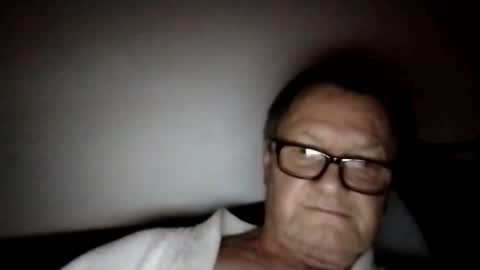 Snapshot of frauenfeind1 chatting on 12/16/25, 05:29 Wolfi online show from 12/16/25, 05:29