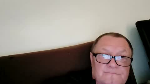 Snapshot of frauenfeind1 chatting on 05/17/26, 06:44 Wolfi online show from 05/17/26, 06:44