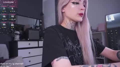 Snapshot of fraulein_mooon chatting on 09/18/25, 07:38 Asya UwU online show from 09/18/25, 07:38