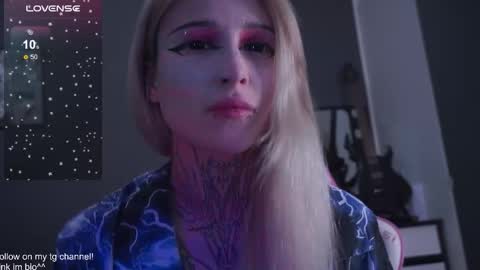 Snapshot of fraulein_mooon chatting on 11/18/25, 12:16 Asya UwU online show from 11/18/25, 12:16