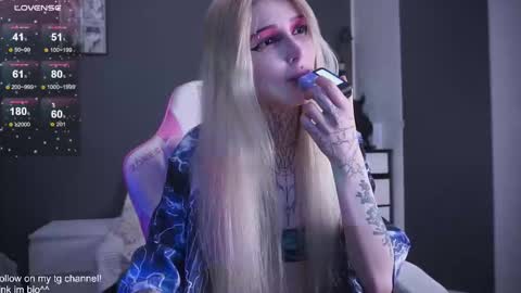 Snapshot of fraulein_mooon chatting on 11/19/25, 02:44 Asya UwU online show from 11/19/25, 02:44