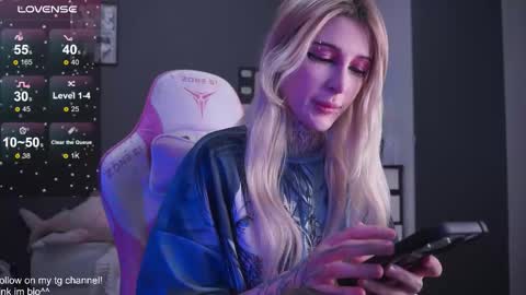 Snapshot of fraulein_mooon chatting on 11/24/25, 10:53 Asya UwU online show from 11/24/25, 10:53