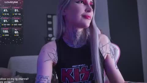 Snapshot of fraulein_mooon chatting on 12/17/25, 05:08 Asya UwU online show from 12/17/25, 05:08