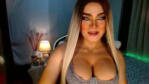 Snapshot of freya_lovestocum chatting on 10/14/25, 01:17 Miss Frea online show from 10/14/25, 01:17