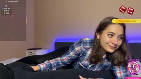 Snapshot of freyaoliver chatting on 10/15/25, 09:15 FreyaOliver online show from 10/15/25, 09:15