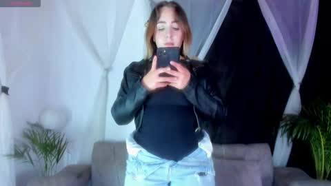 Snapshot of freydis18 chatting on 12/14/25, 03:23 aura online show from 12/14/25, 03:23