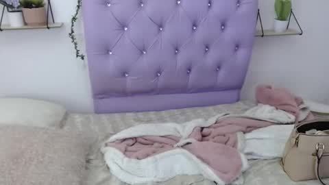 Snapshot of freyja_01 chatting on 10/19/25, 05:24 Freyja online show from 10/19/25, 05:24