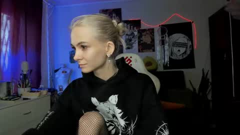 Snapshot of frida_fortune chatting on 09/24/25, 11:57 Frida A boost to fortune for the one who gives a thumbs up and a bonus lucky for those who support me by joining the fanclub online show from 09/24/25, 11:57