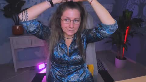 Snapshot of fridatander chatting on 12/20/24, 09:11 Frida Tander online show from 12/20/24, 09:11