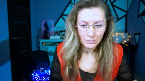 Snapshot of fridatander chatting on 12/26/24, 09:11 Frida Tander online show from 12/26/24, 09:11