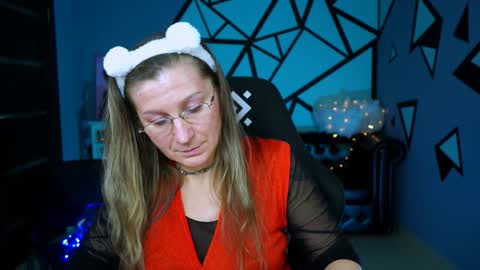 Snapshot of fridatander chatting on 12/26/24, 12:16 Frida Tander online show from 12/26/24, 12:16