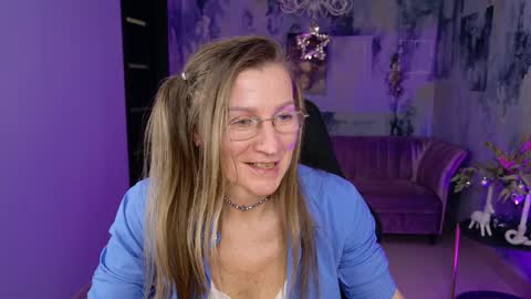 Snapshot of fridatander chatting on 01/06/25, 03:19 Frida Tander online show from 01/06/25, 03:19