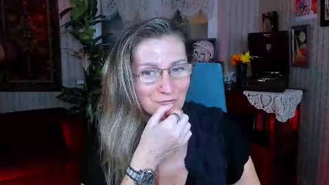 Snapshot of fridatander chatting on 09/14/25, 01:10 Frida Tander online show from 09/14/25, 01:10