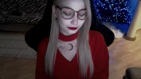 Snapshot of fromsun_forsoul chatting on 12/18/25, 11:49 Lilith online show from 12/18/25, 11:49