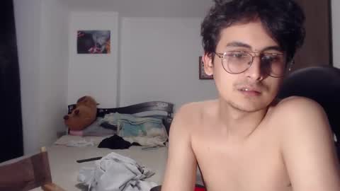 Snapshot of fuck_blow chatting on 12/04/25, 10:40 uwu online show from 12/04/25, 10:40