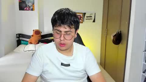 Snapshot of fuck_blow chatting on 12/14/25, 05:40 uwu online show from 12/14/25, 05:40