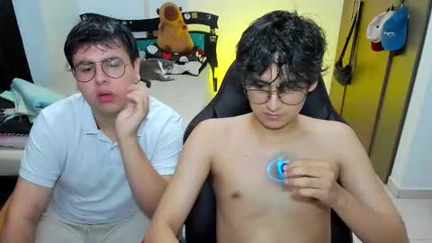 Snapshot of fuck_blow chatting on 12/16/25, 08:36 uwu online show from 12/16/25, 08:36