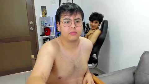 Snapshot of fuck_blow chatting on 12/19/25, 09:33 uwu online show from 12/19/25, 09:33