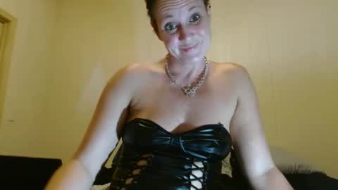 Snapshot of fuckanaries69 chatting on 09/24/25, 02:59 Aries69 online show from 09/24/25, 02:59