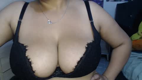 Mia and Gary  online show from 11/08/25, 02:34