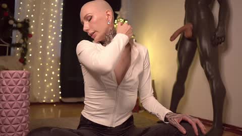 Snapshot of fuckingtoy_ chatting on 12/14/24, 12:23 Eva         all my links   online show from 12/14/24, 12:23