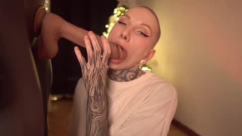 Snapshot of fuckingtoy_ chatting on 12/22/24, 02:16 Eva         all my links   online show from 12/22/24, 02:16