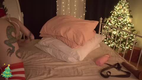 Snapshot of fuckingtoy_ chatting on 12/29/24, 02:21 Eva         all my links   online show from 12/29/24, 02:21