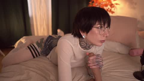 Snapshot of fuckingtoy_ chatting on 10/19/25, 01:01 Eva         all my links   online show from 10/19/25, 01:01