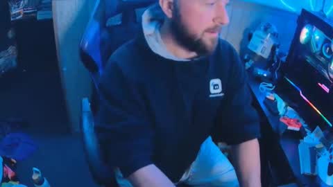 Snapshot of fufupop chatting on 10/19/25, 09:37 fufupop online show from 10/19/25, 09:37