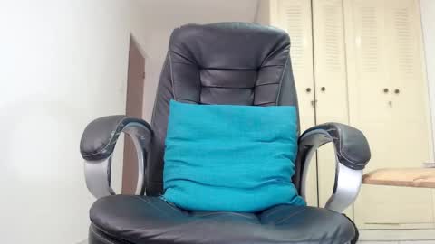 Snapshot of full_milo chatting on 11/19/25, 05:29 Andres. online show from 11/19/25, 05:29