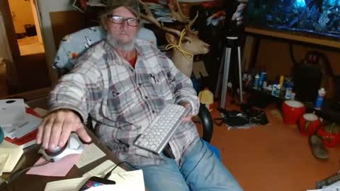 Snapshot of funmike2000 chatting on 11/08/25, 05:18 mike online show from 11/08/25, 05:18