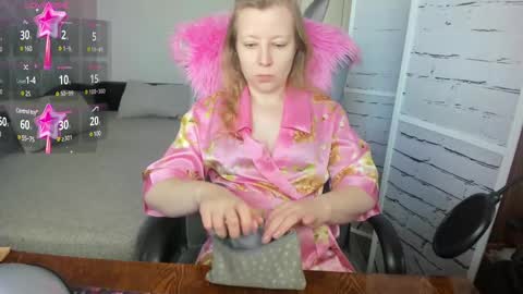 Snapshot of funny_bunny4 chatting on 02/16/25, 12:43 funny_bunny4 online show from 02/16/25, 12:43