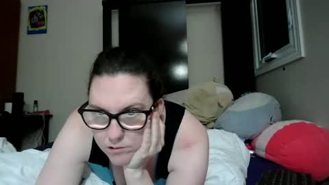 Snapshot of fuzzypeaches87 chatting on 05/13/26, 04:43 fuzzypeaches87 online show from 05/13/26, 04:43